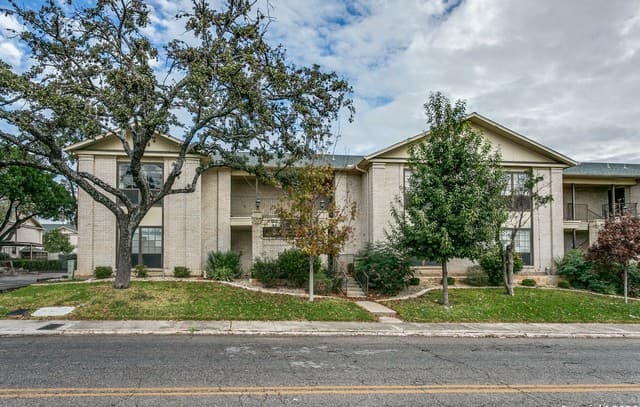 1-bedroom rental at 165 W Rampart Unit 104 in San Antonio, TX — photo 1
