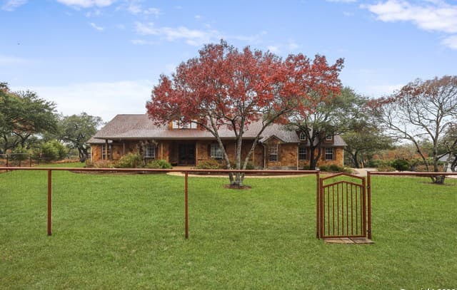 3-bedroom rental at 122 Lantana Cerro in Spring Branch, TX — photo 3