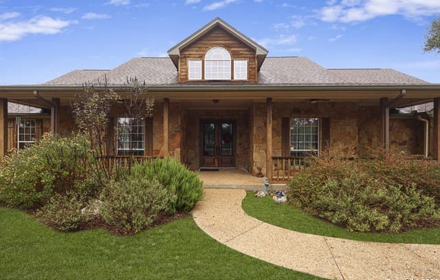 3-bedroom rental at 122 Lantana Cerro in Spring Branch, TX — photo 5