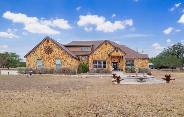 4-bedroom rental at 103 Rio Grande Dr in Blanco, TX — photo 1