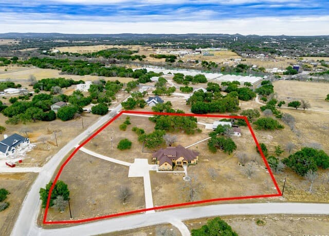 4-bedroom rental at 103 Rio Grande Dr in Blanco, TX — photo 2
