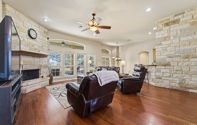 4-bedroom rental at 108 Medora Branch in Floresville, TX — photo 2