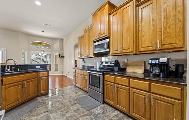 4-bedroom rental at 108 Medora Branch in Floresville, TX — photo 4