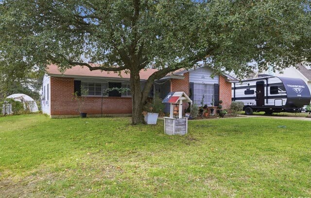 3-bedroom rental at 846 Horseshoe Trail in Universal City, TX — photo 2