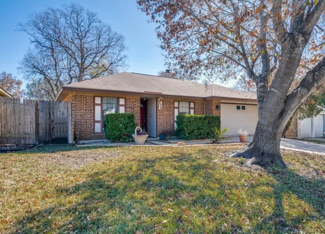 3-bedroom rental at 206 Meadowland in Universal City, TX — photo 2
