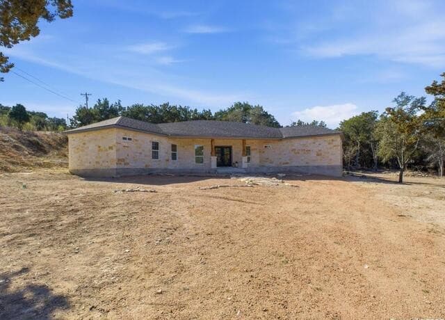 3-bedroom rental at 237 Hopi Trail in Bandera, TX — photo 3