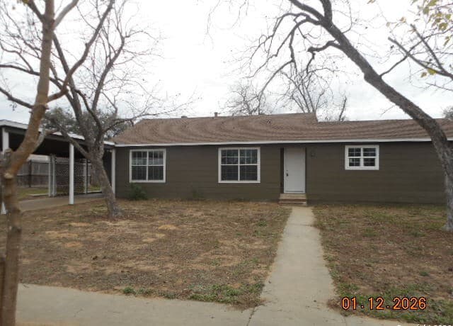 4-bedroom rental at 1012 Anna Dr in Pleasanton, TX — photo 1