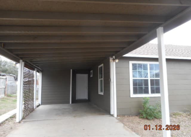 4-bedroom rental at 1012 Anna Dr in Pleasanton, TX — photo 3