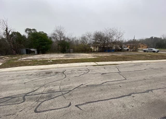 rental at 1006 N Grimes St in San Antonio, TX — photo 2