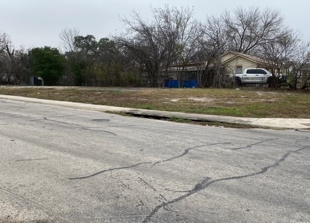rental at 1006 N Grimes St in San Antonio, TX — photo 3