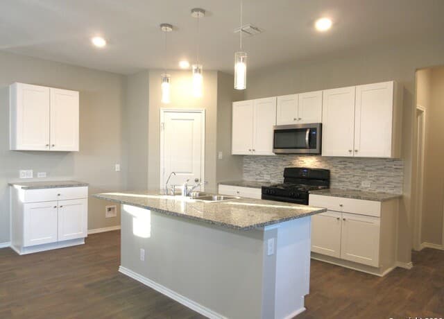 5-bedroom rental at 133 Middle Green in Floresville, TX — photo 2