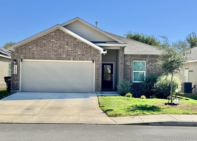 3-bedroom rental at 242 Fairview Ave in San Antonio, TX — photo 2