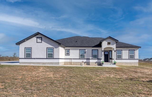 4-bedroom rental at 105 Hidden Cove in Floresville, TX — photo 1