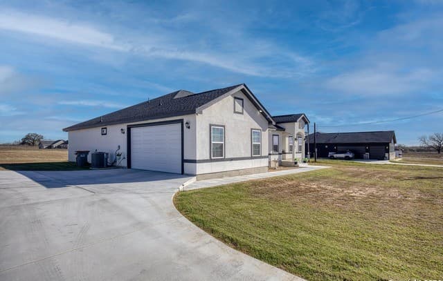 4-bedroom rental at 105 Hidden Cove in Floresville, TX — photo 2