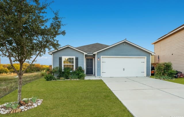 4-bedroom rental at 8408 Roadrunner Passage in San Antonio, TX — photo 4