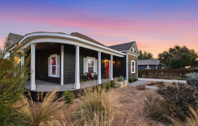 3-bedroom rental at 1503 E Crockett St, in San Antonio, TX — photo 5