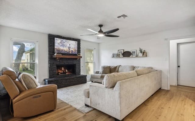 4-bedroom rental at 101 Country Ln in Castroville, TX — photo 4