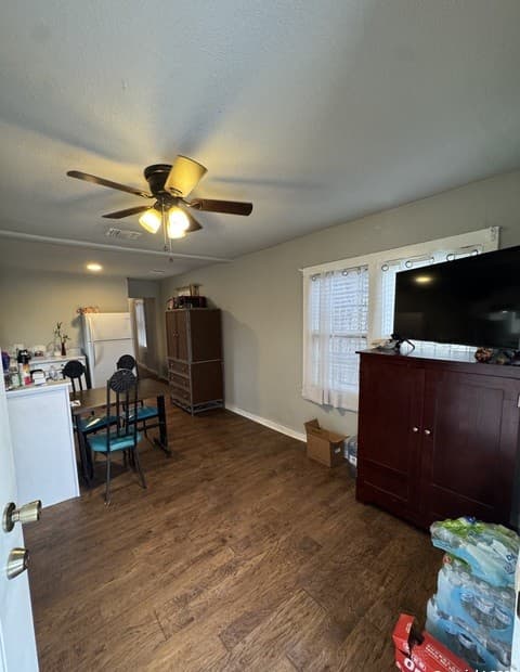 2-bedroom rental at 413 Matthews in San Antonio, TX — photo 4