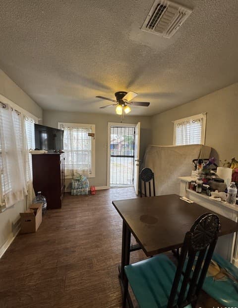 2-bedroom rental at 413 Matthews in San Antonio, TX — photo 5