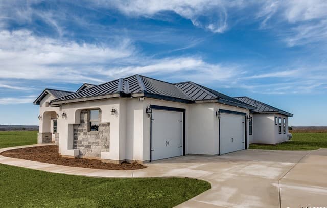 5-bedroom rental at 202 Venado Oaks in Castroville, TX — photo 2