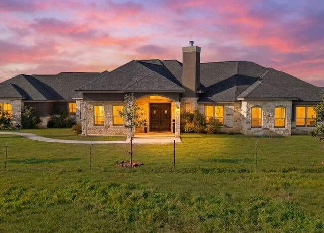 4-bedroom rental at 1530 County Road 132 in Floresville, TX — photo 1