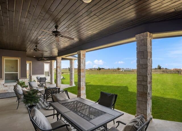 4-bedroom rental at 1530 County Road 132 in Floresville, TX — photo 4