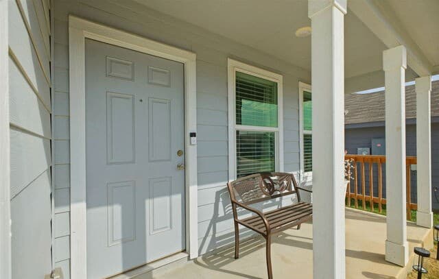 3-bedroom rental at 124 Wood Moss in Floresville, TX — photo 5