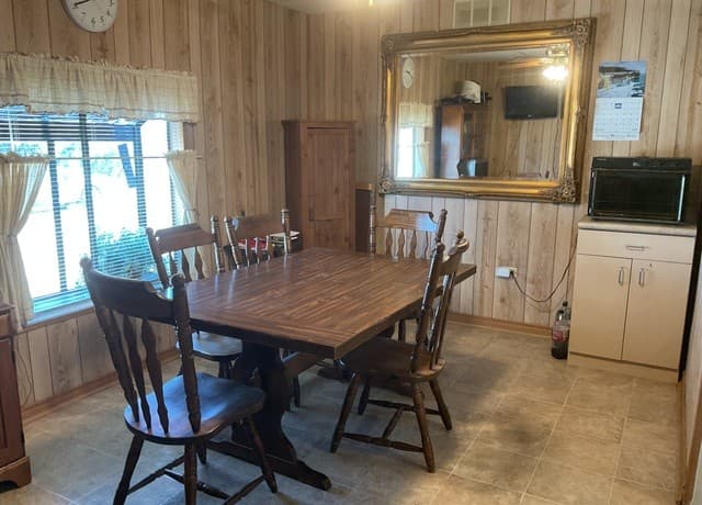 3-bedroom rental at 110 Renfro in Devine, TX — photo 2