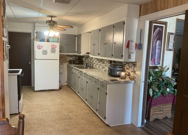 3-bedroom rental at 110 Renfro in Devine, TX — photo 3