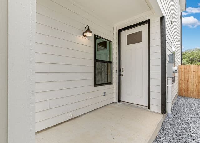 3-bedroom rental at 16011 Babcock Road in San Antonio, TX — photo 2