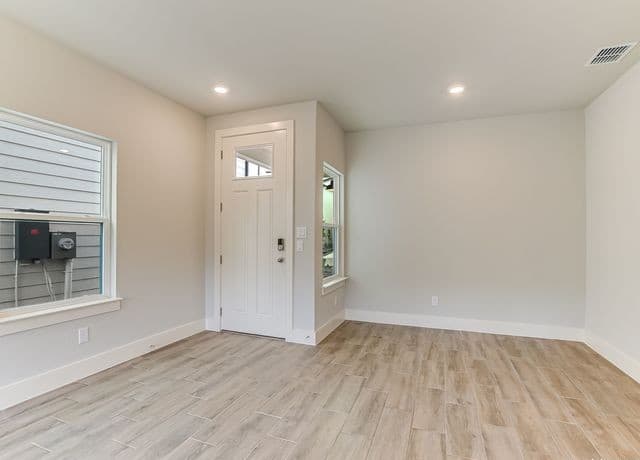 3-bedroom rental at 16011 Babcock Road in San Antonio, TX — photo 3