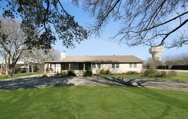 3-bedroom rental at 1033 E Live Oak in Schertz, TX — photo 2