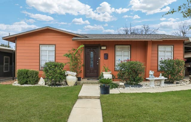 4-bedroom rental at 118 Redrock in San Antonio, TX — photo 1