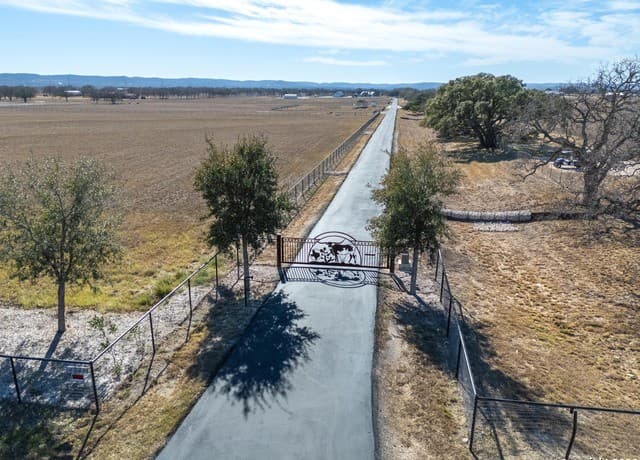 4-bedroom rental at 2021 Fm 3240 in Bandera, TX — photo 3