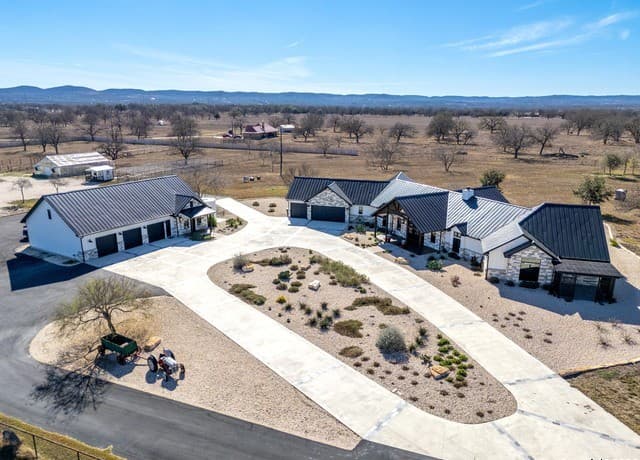 4-bedroom rental at 2021 Fm 3240 in Bandera, TX — photo 5