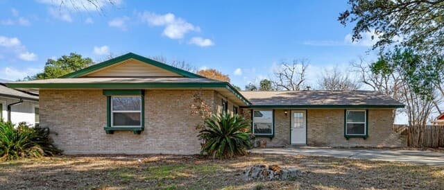 3-bedroom rental at 3706 Petry Dr in Kirby, TX — photo 2