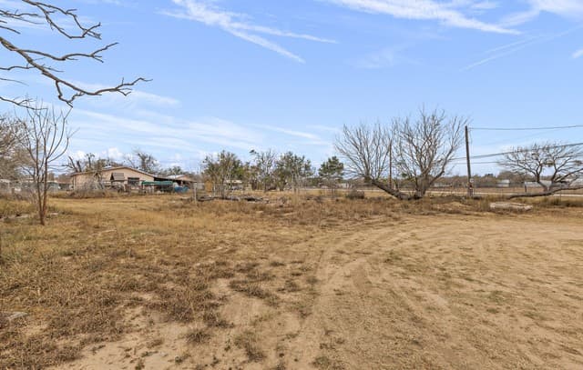 rental at 231 E 4th in Elmendorf, TX — photo 1