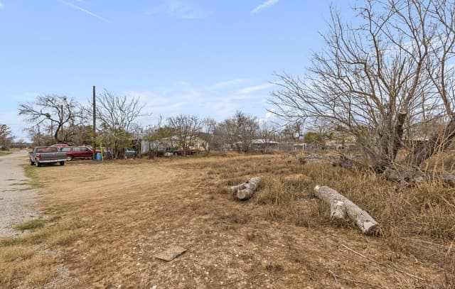 rental at 231 E 4th in Elmendorf, TX — photo 2