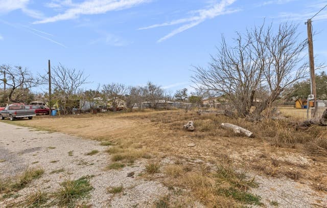 rental at 231 E 4th in Elmendorf, TX — photo 4