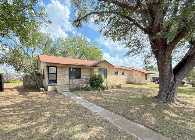3-bedroom rental at 15430 S Main in Lytle, TX — photo 2