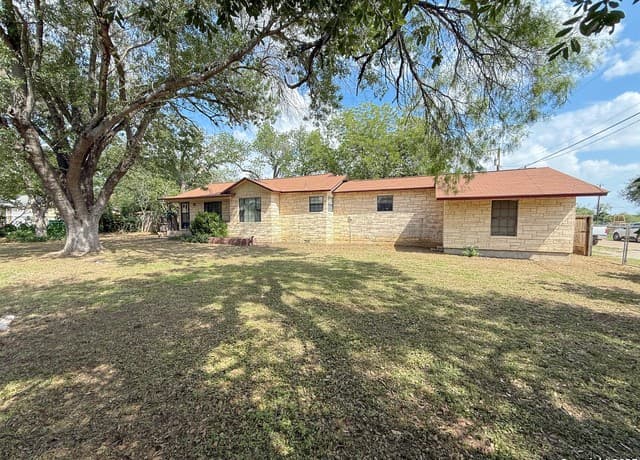 3-bedroom rental at 15430 S Main in Lytle, TX — photo 3