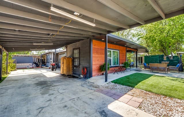 5-bedroom rental at 1002 Lee Hall in San Antonio, TX — photo 2