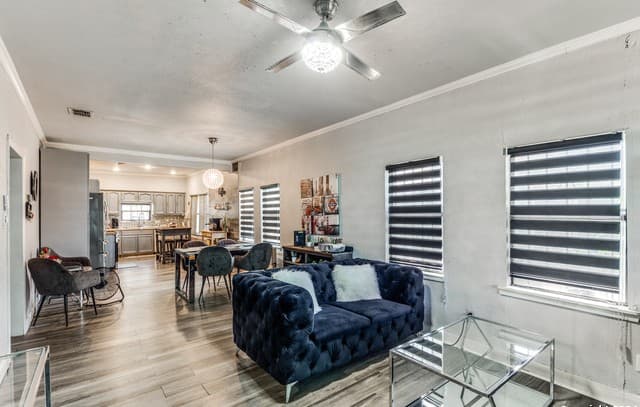 5-bedroom rental at 1002 Lee Hall in San Antonio, TX — photo 4