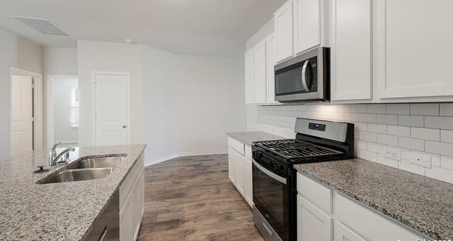 4-bedroom rental at 120 Hazel Peak in Boerne, TX — photo 5