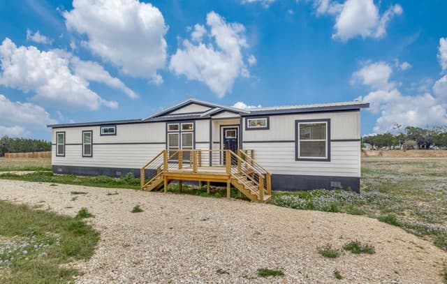 3-bedroom rental at 569 Pr 1520 in Bandera, TX — photo 1