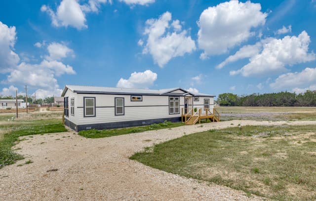 3-bedroom rental at 569 Pr 1520 in Bandera, TX — photo 2