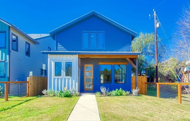 3-bedroom rental at 1115 N Palmetto in San Antonio, TX — photo 1