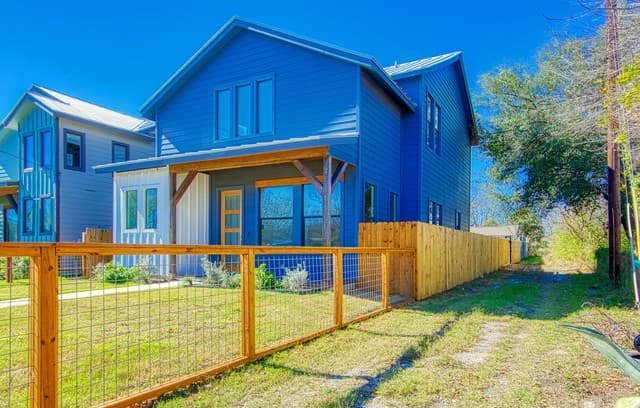 3-bedroom rental at 1115 N Palmetto in San Antonio, TX — photo 3