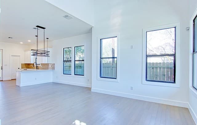 3-bedroom rental at 1115 N Palmetto in San Antonio, TX — photo 5