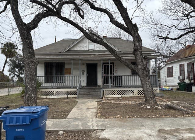 2-bedroom rental at 204 Piedmont in San Antonio, TX — photo 2